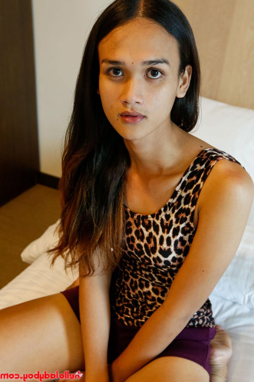 20P Hübsche Shemale neckt in Dessous mit Animal-Print und gibt einen POV-Blowjob