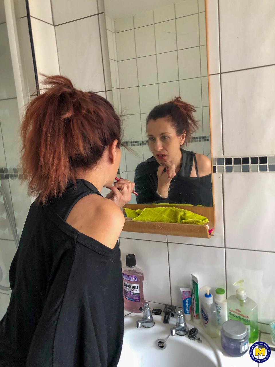 20P Mulher amadora ruiva Betty Spaghetti mostra seus peitos pequenos e buracos