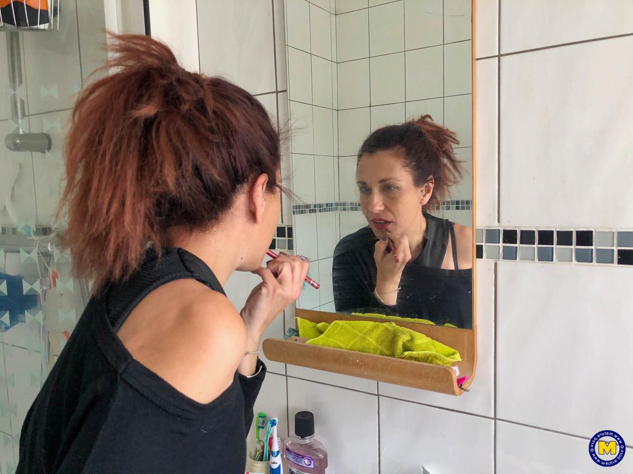 20P Mulher amadora ruiva Betty Spaghetti mostra seus peitos pequenos e buracos