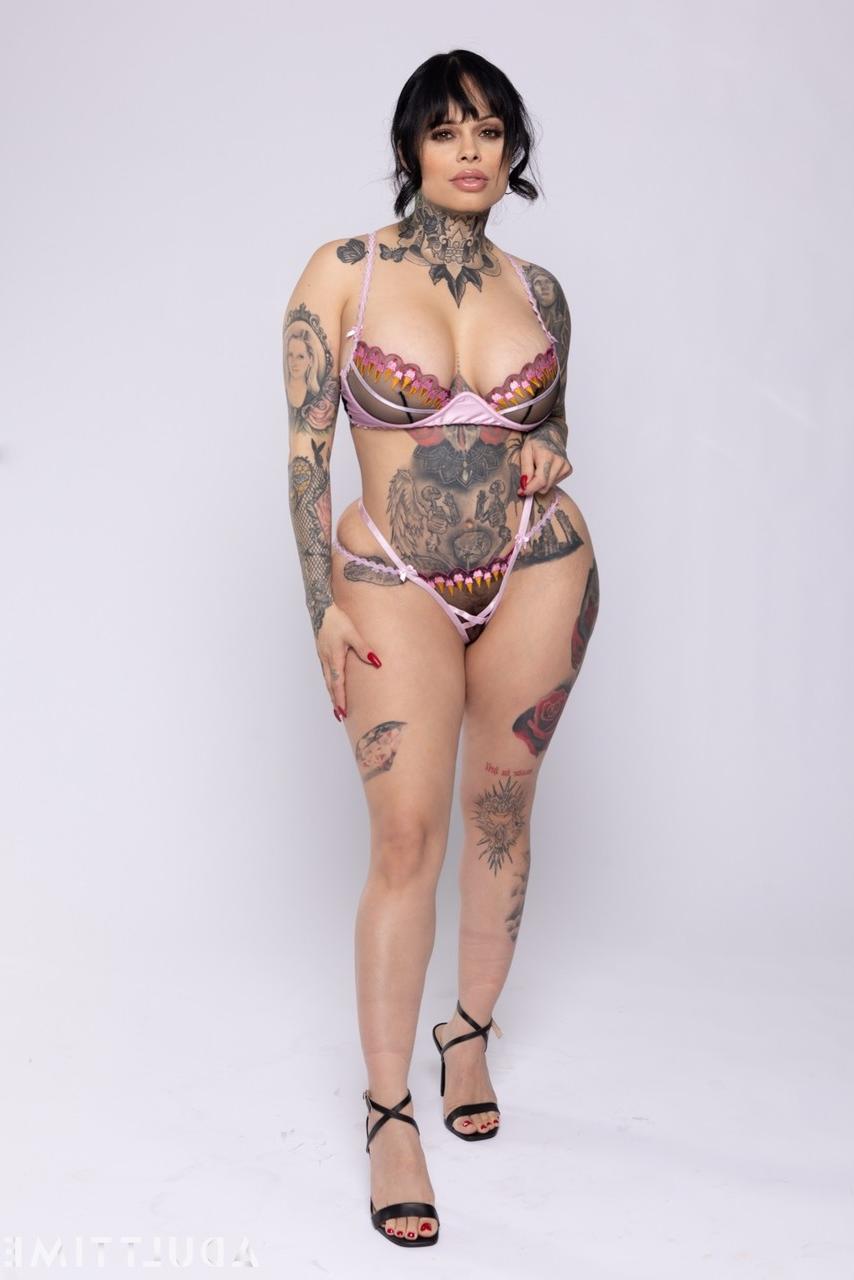 20P Curvilínea gata Natasha Nice e tatuada MILF Xwife Karen se tocam