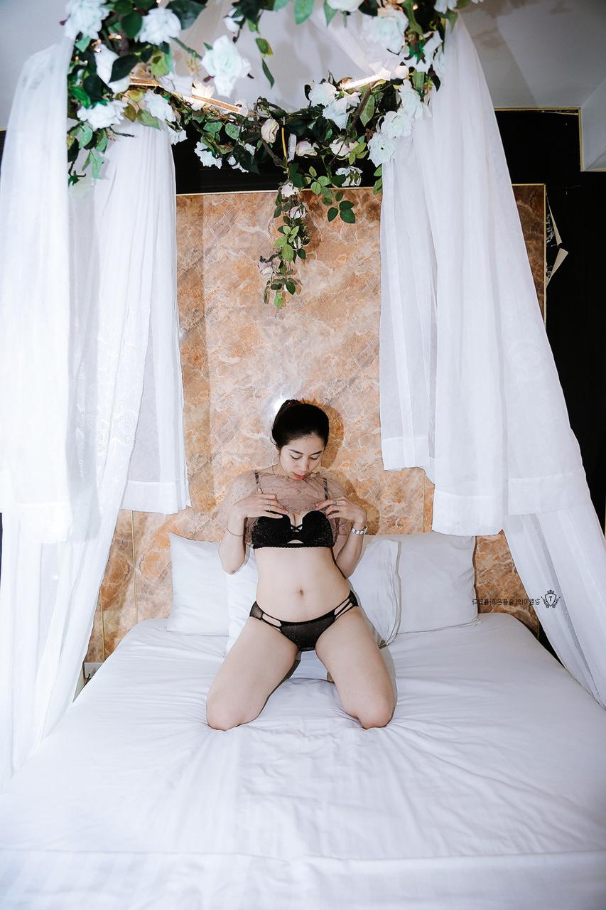 20P Douce amatrice montre son gros cul en posant dans sa lingerie sexy