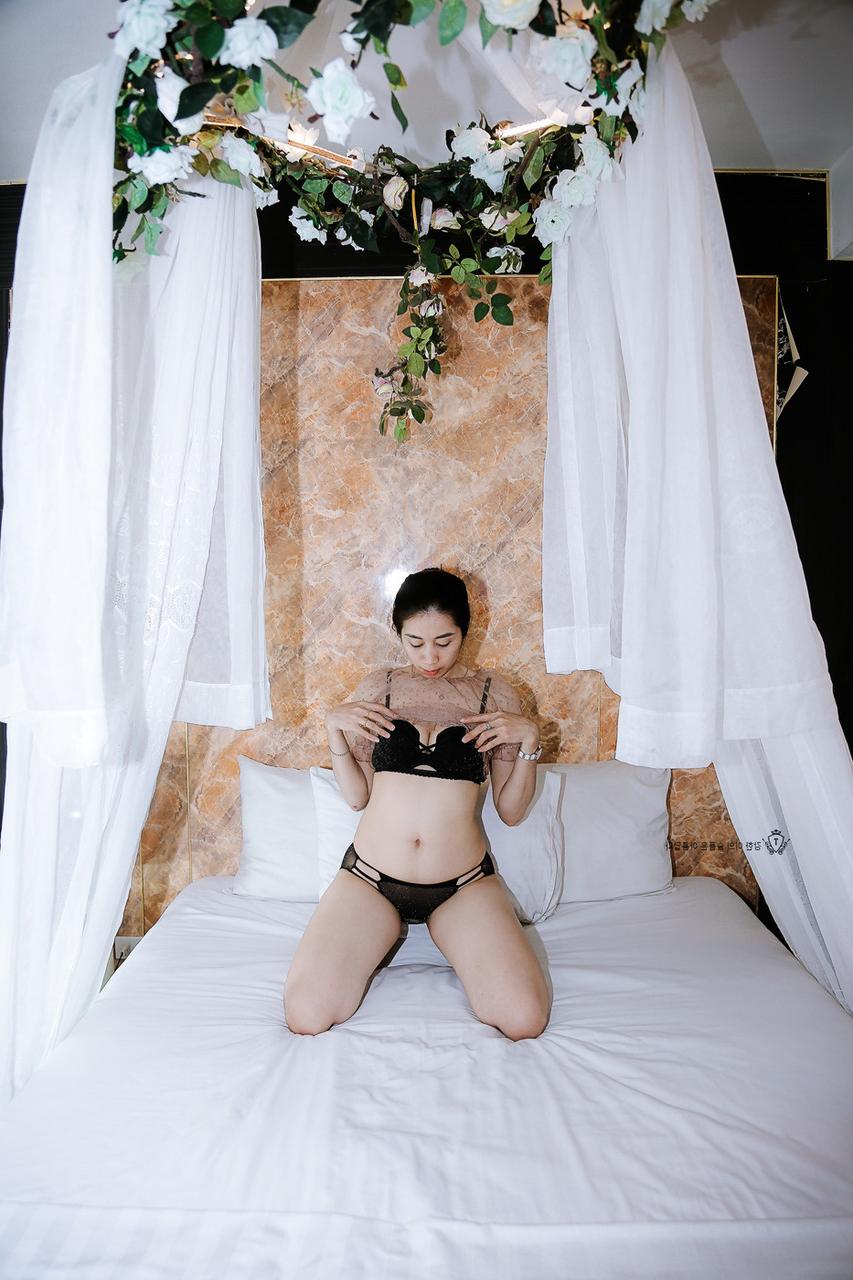 20P Douce amatrice montre son gros cul en posant dans sa lingerie sexy