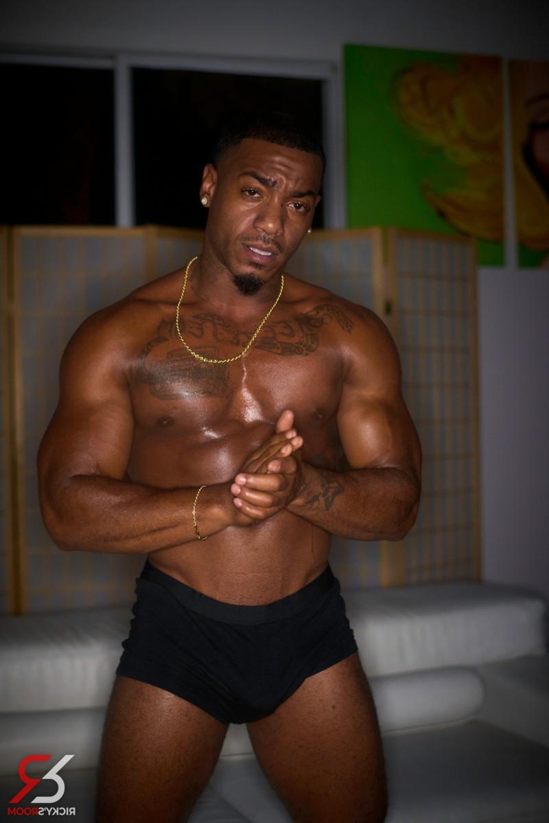 20P Mia Moore e Zerella Skies se beijam na frente de um homem negro bonitão