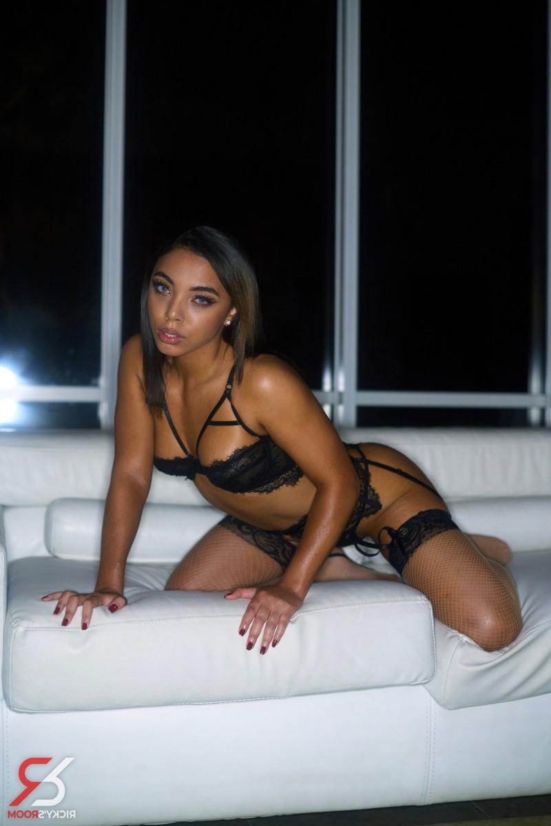 20P Mia Moore e Zerella Skies se beijam na frente de um homem negro bonitão