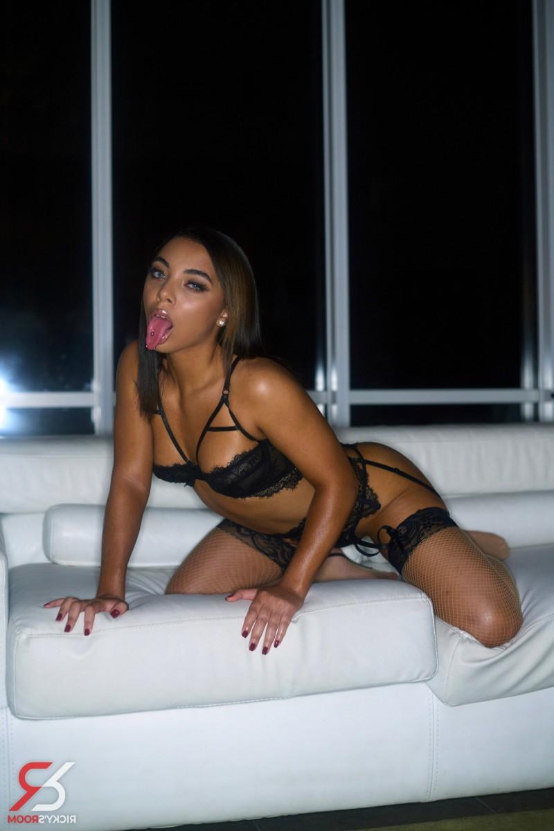 20P Mia Moore e Zerella Skies se beijam na frente de um homem negro bonitão
