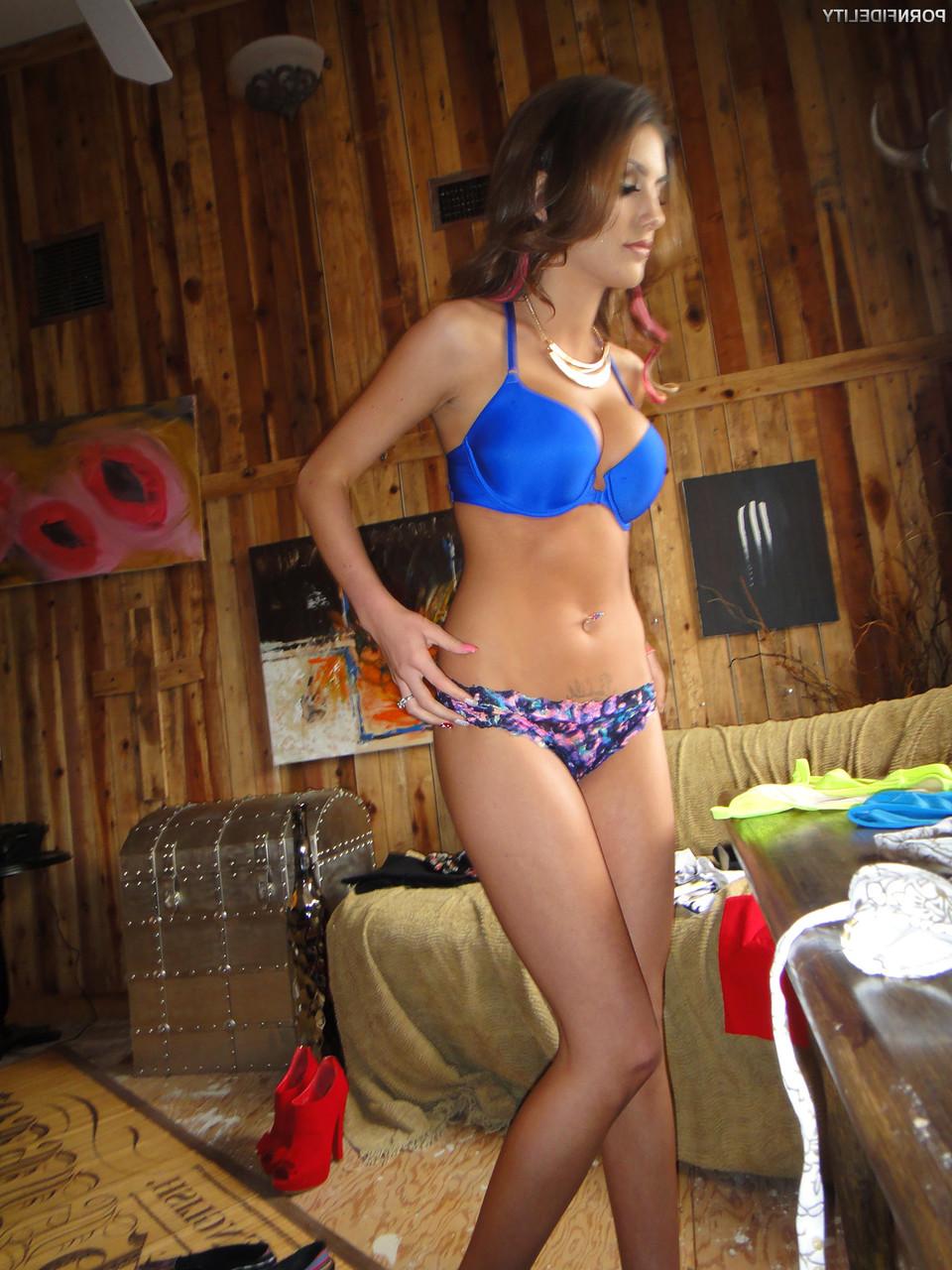 19P Linda morena com corpo quente August Ames brinca com seus grandes naturais