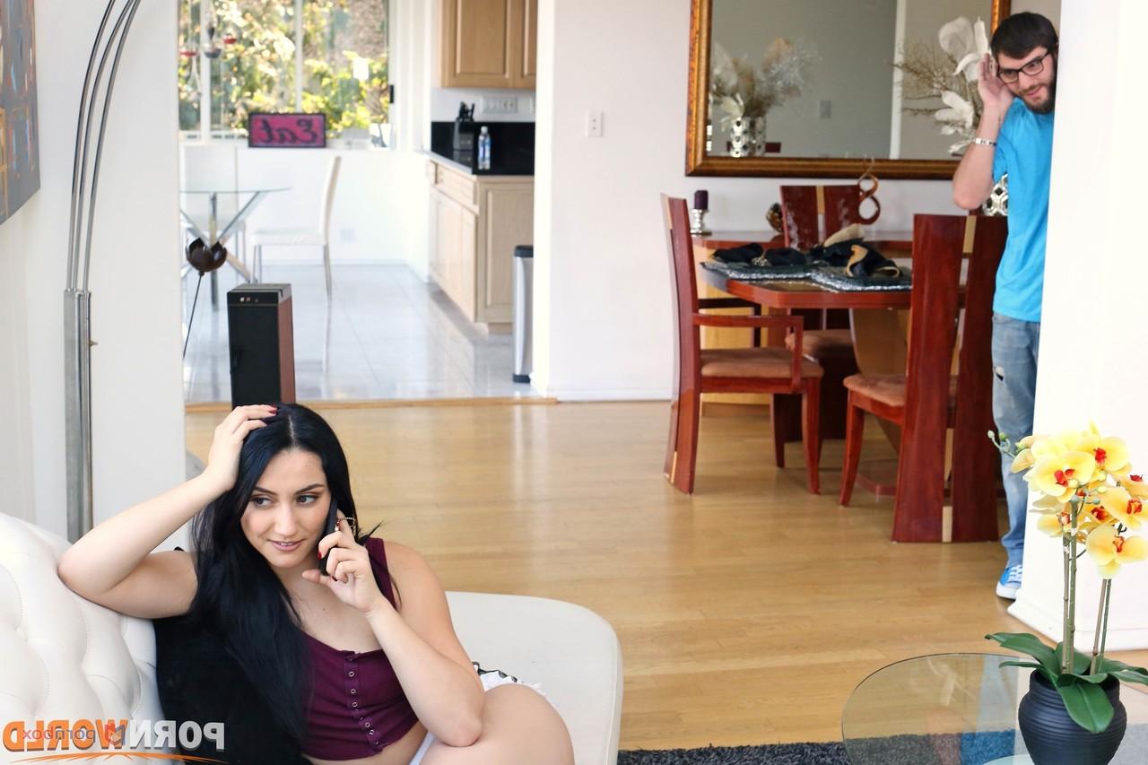 20P A adolescente latina Mandy Muse tem seu grande butim demolido por seu meio-irmão