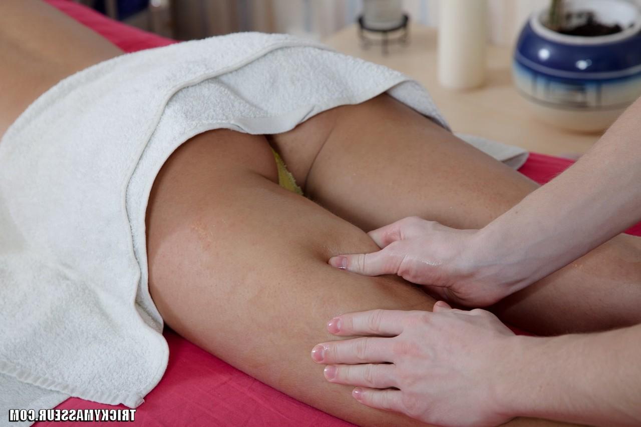 14P Petite adolescente com uma bela bunda é fodida na mesa de massagem por seu massagista