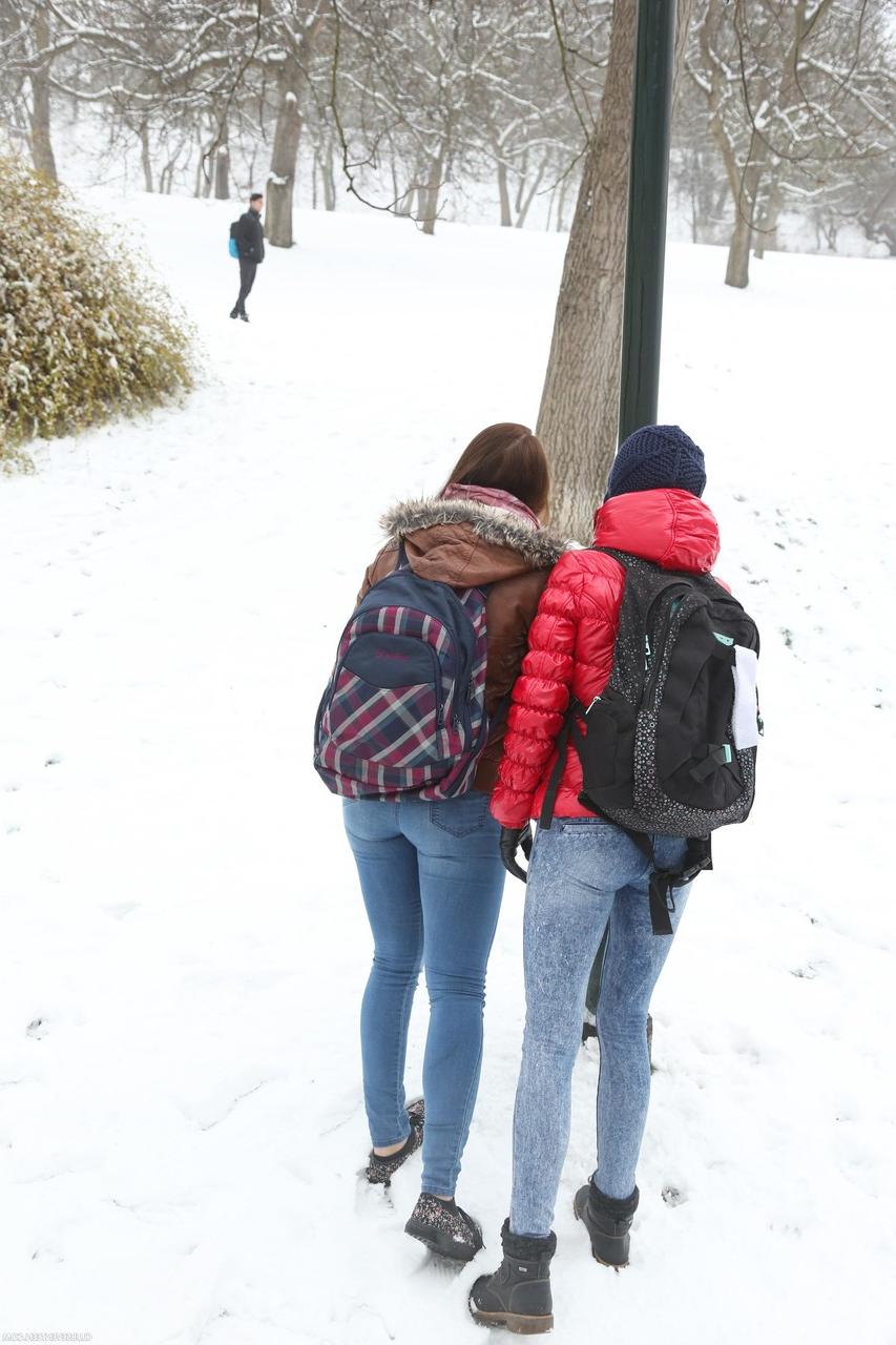 20P Die Teenie-Schönheiten Morgan R und Sara Kay ficken zu dritt einen steinharten Schwanz