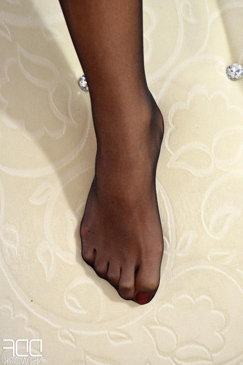 20P La guapa amateur Helena Fox se mete los dedos en el culo y se desnuda hasta quedar en medias