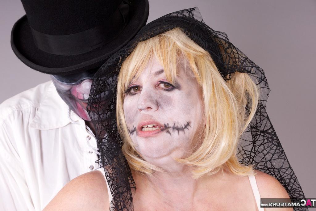 20P L'amateur britannique Speedy Bee a des relations sexuelles interraciales lors d'une scène de cosplay.