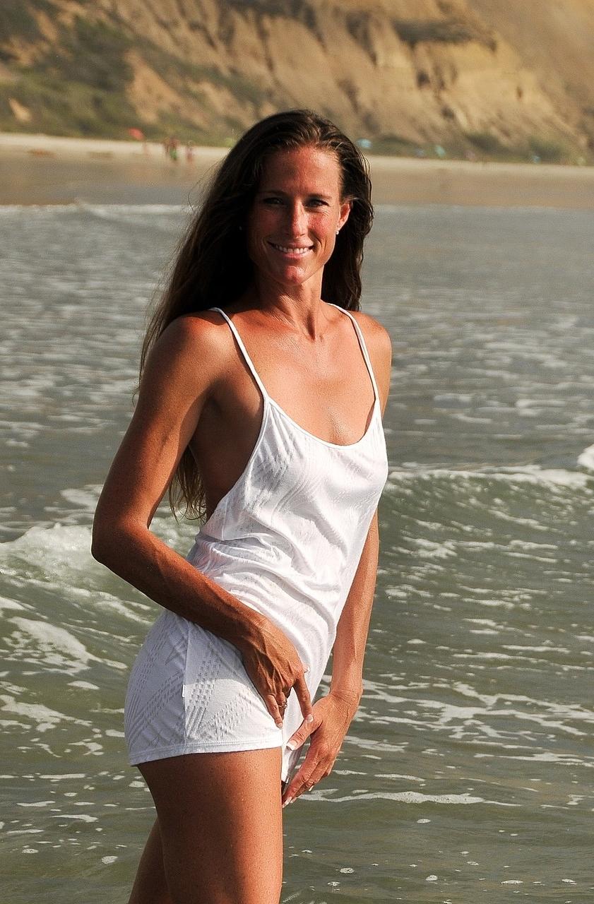 20P Sexy skinny MILF Sofie Marie mostra seus peitos pequenos e sua buceta aparada ao ar livre