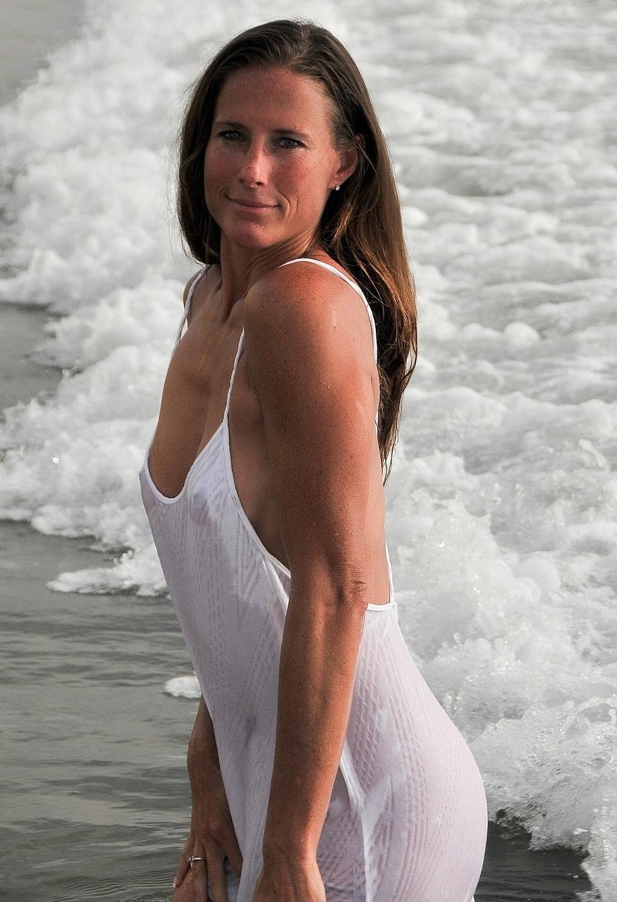 20P Sexy skinny MILF Sofie Marie mostra seus peitos pequenos e sua buceta aparada ao ar livre