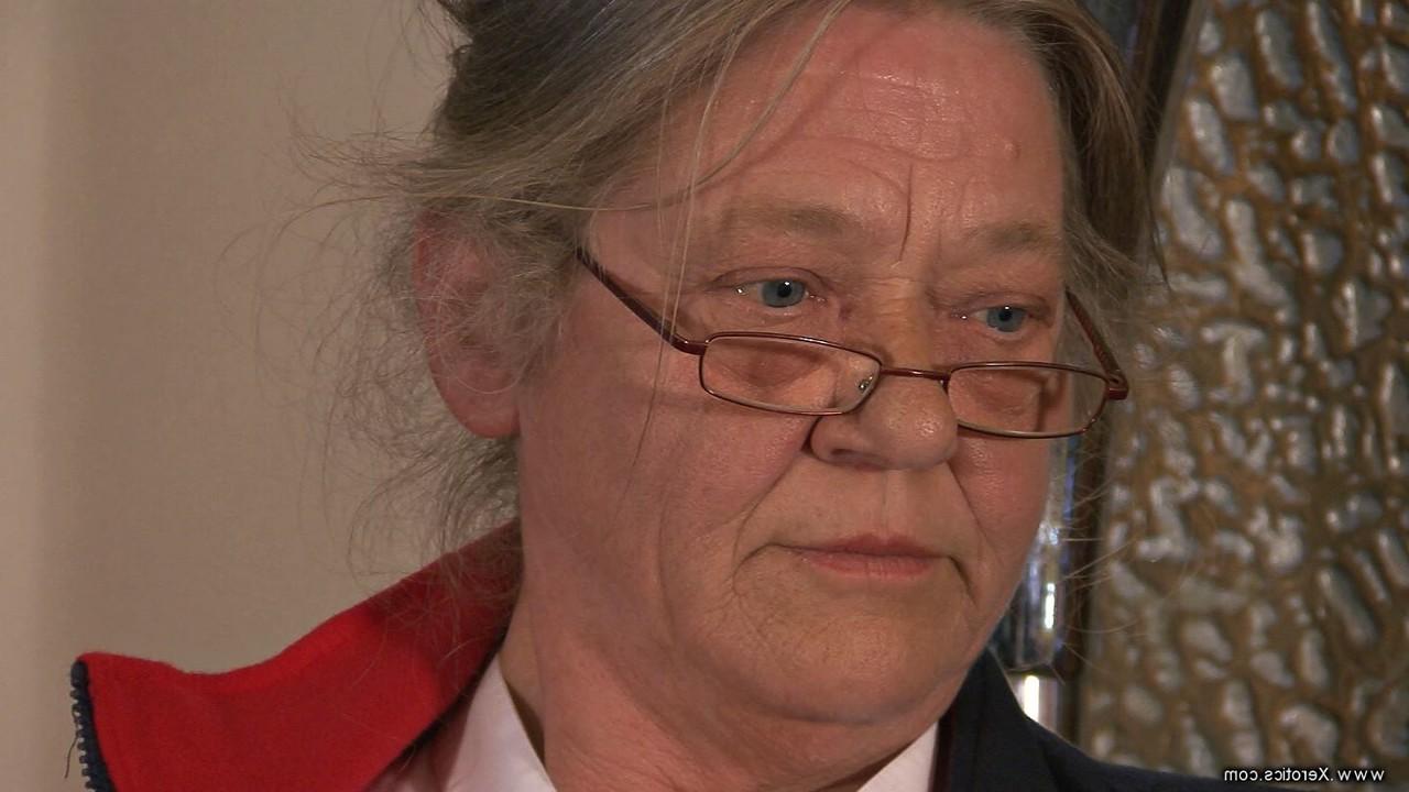 12P Alte Frau paddelt und stößt vor dem Schulleiter auf den dicken Hintern eines jungen Mädchens