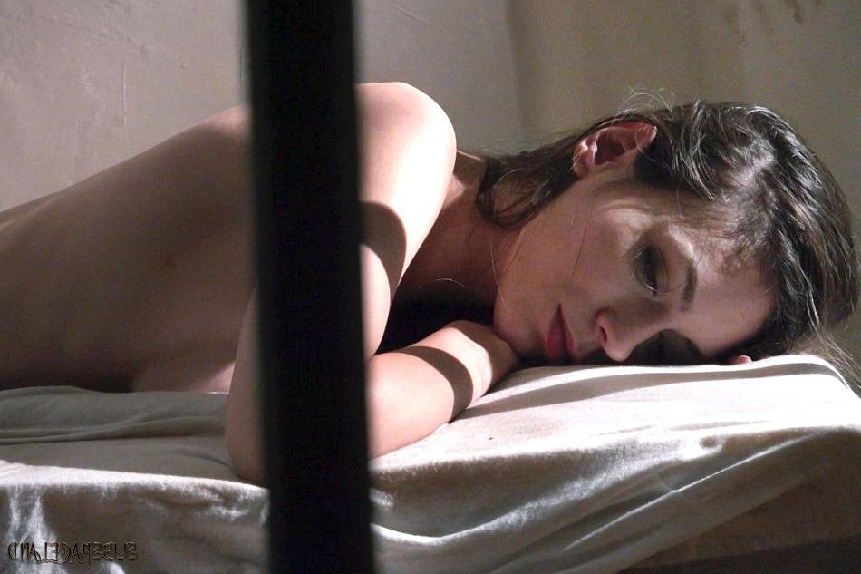16P La bombasse soumise Arwen Gold se fait humilier et baiser dans la cellule de prison.