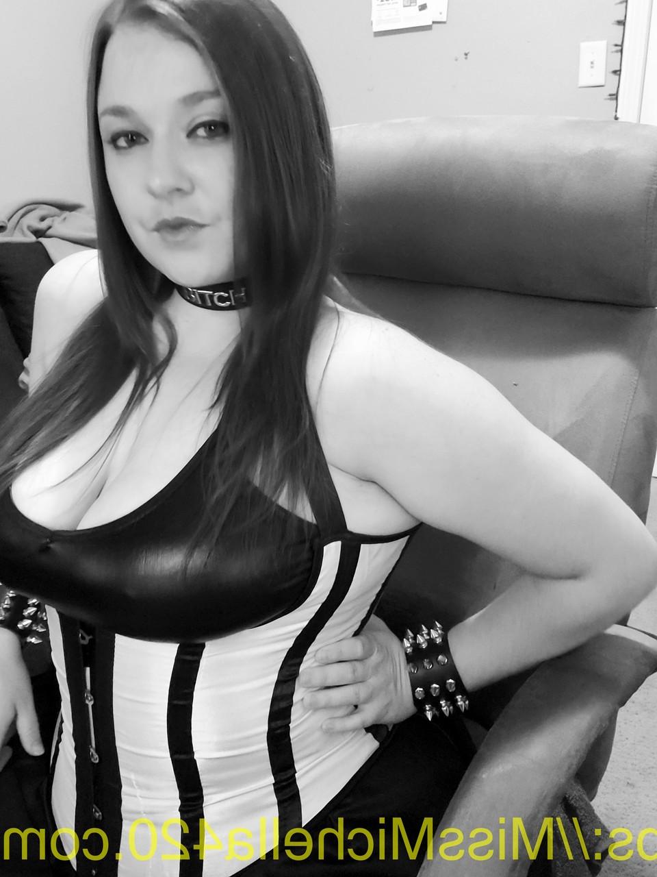 20P Michella Marijuana, amatrice potelée au décolleté profond, pose dans un corset sexy.