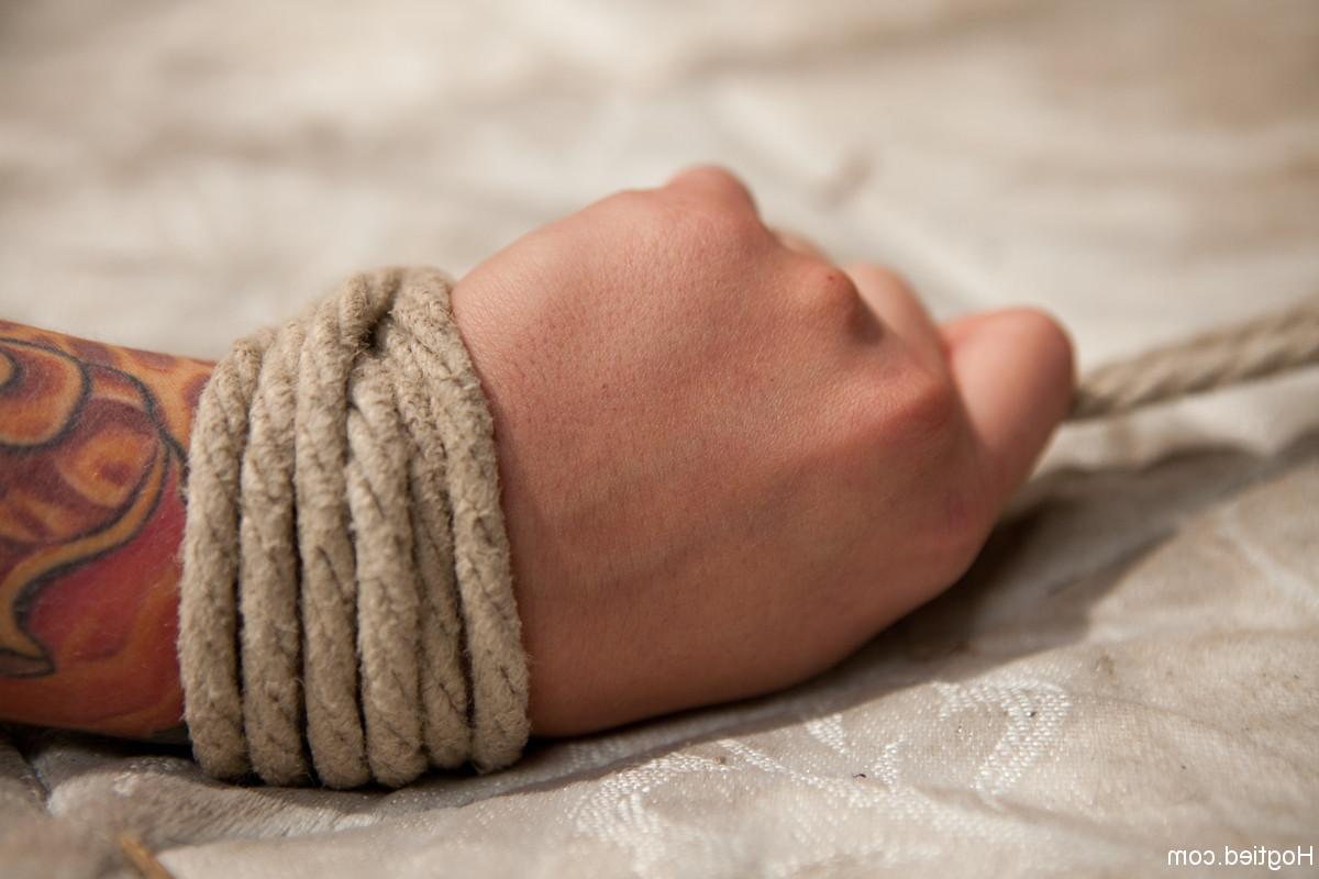 20P Hogtied Missy Minks