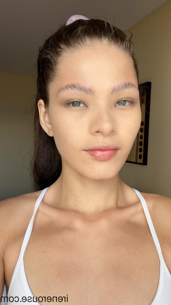 15P Irene Rouse, jolie latina maigre, montre ses tétons à sucer et pose.