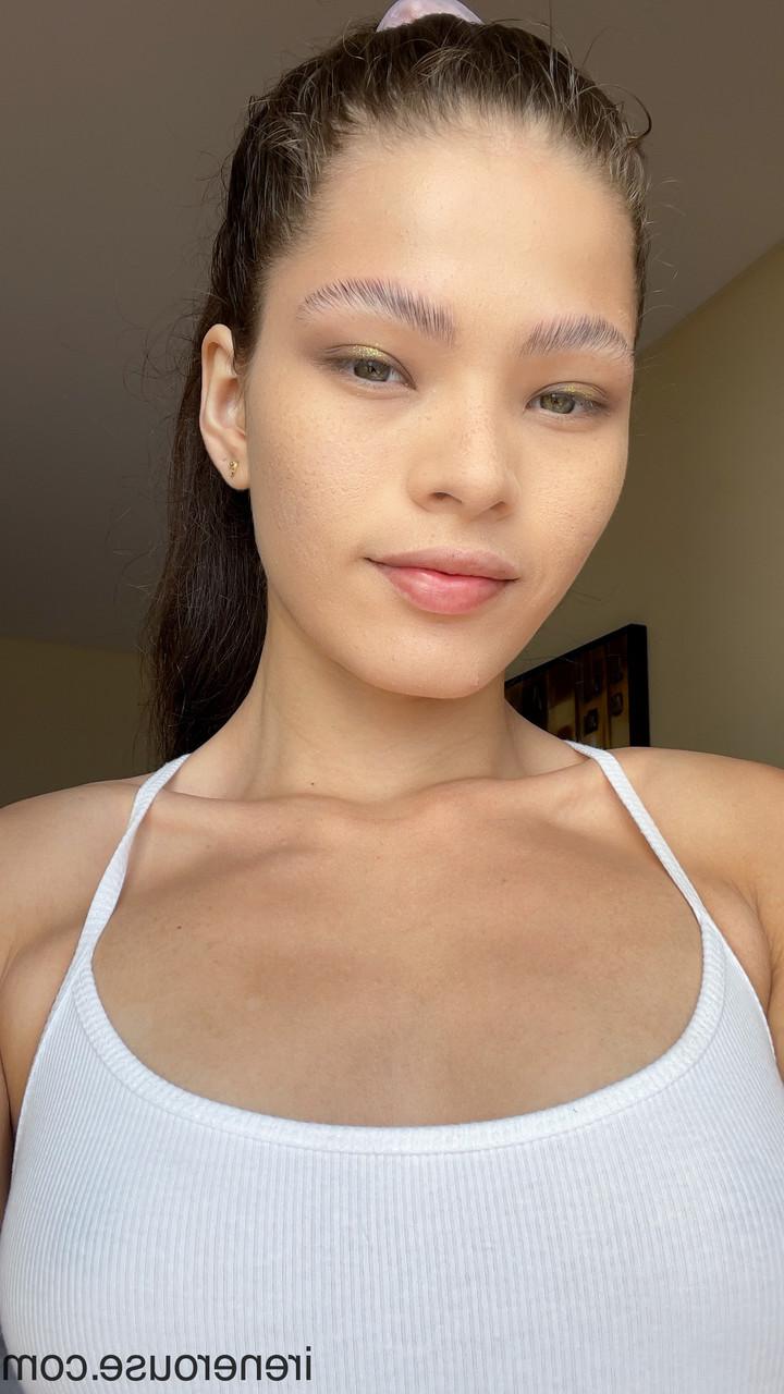 15P Irene Rouse, jolie latina maigre, montre ses tétons à sucer et pose.