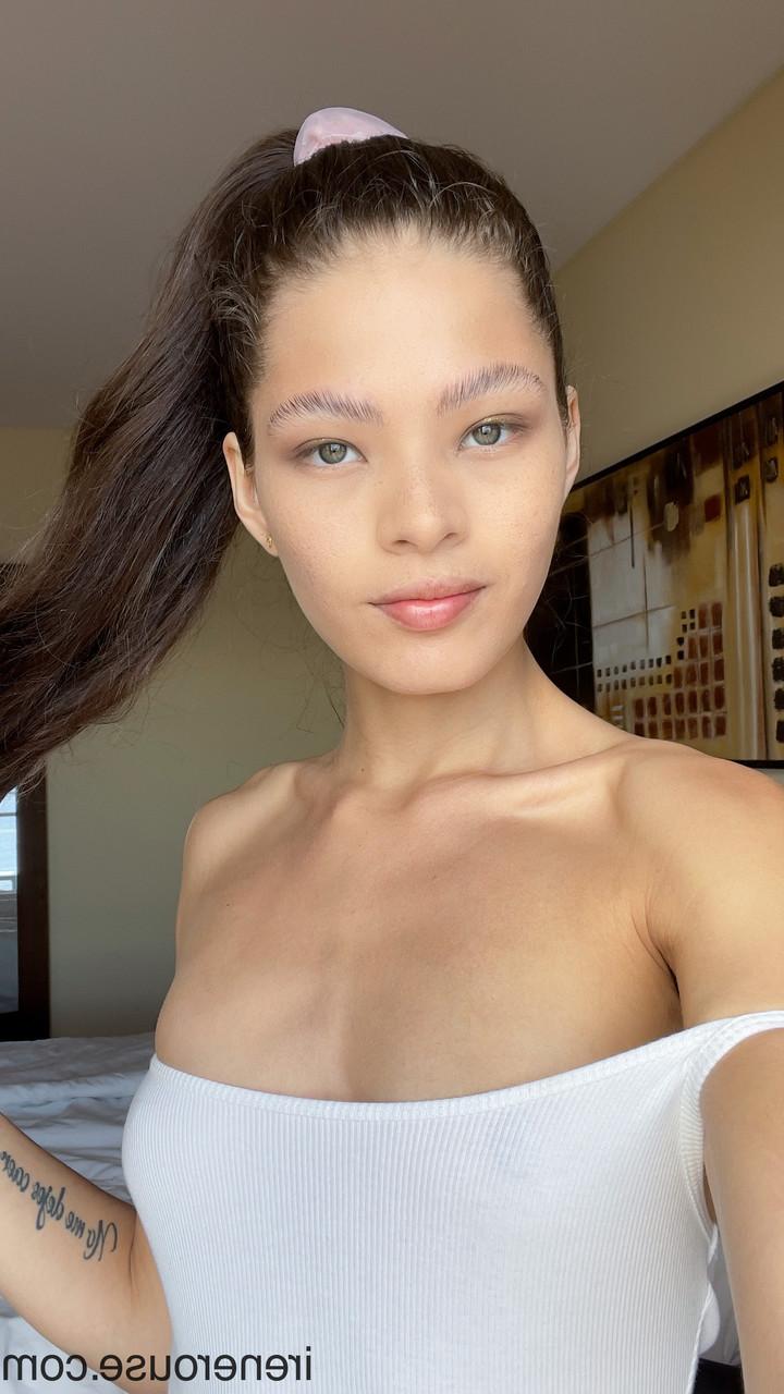 15P Irene Rouse, jolie latina maigre, montre ses tétons à sucer et pose.