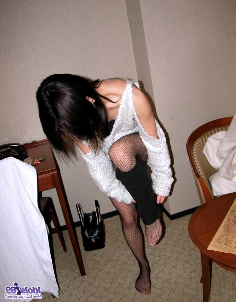 16P La jeune japonaise Mai se met complètement nue avant de se doucher.