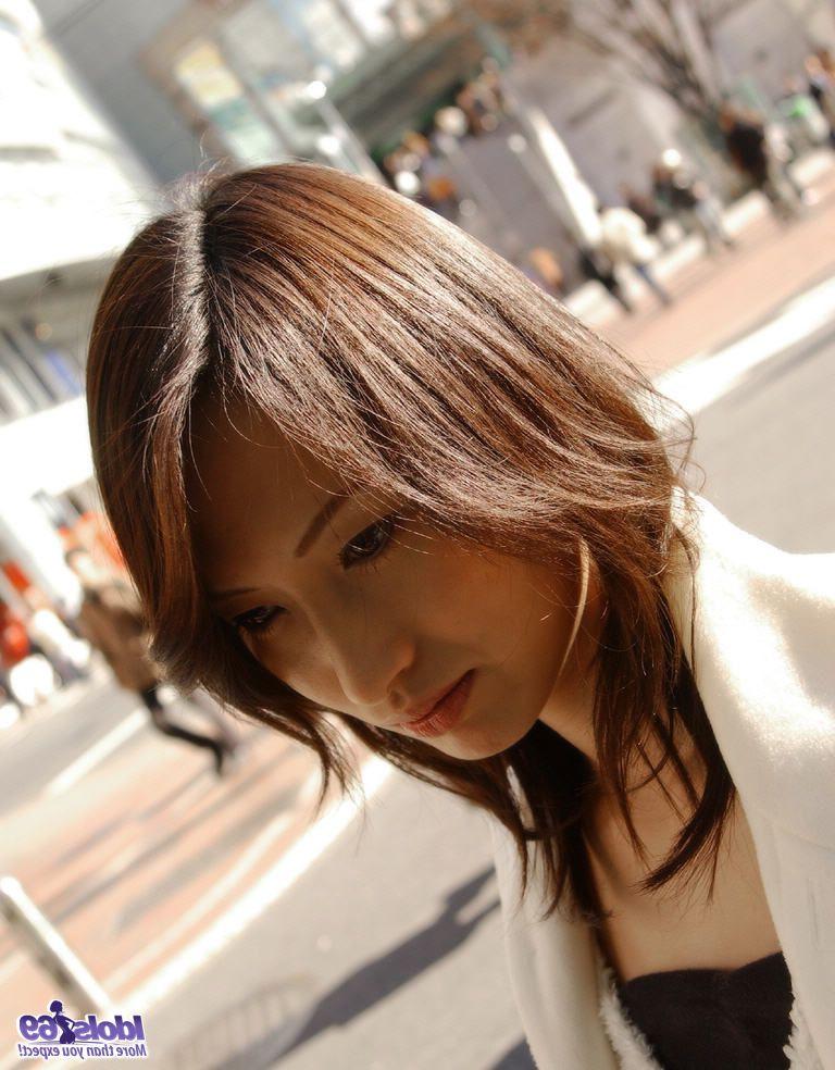 16P La jeune japonaise Mai se met complètement nue avant de se doucher.