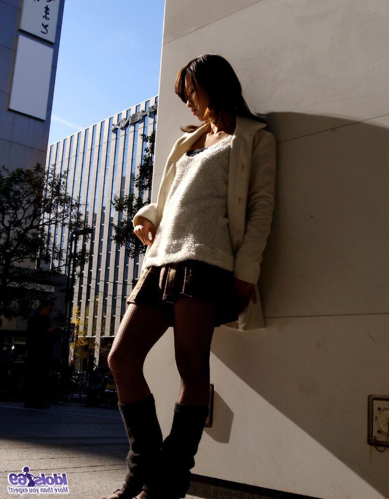 16P La jeune japonaise Mai se met complètement nue avant de se doucher.