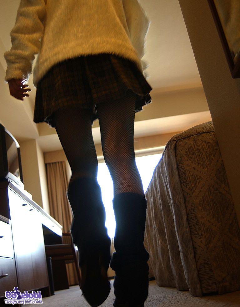16P La jeune japonaise Mai se met complètement nue avant de se doucher.