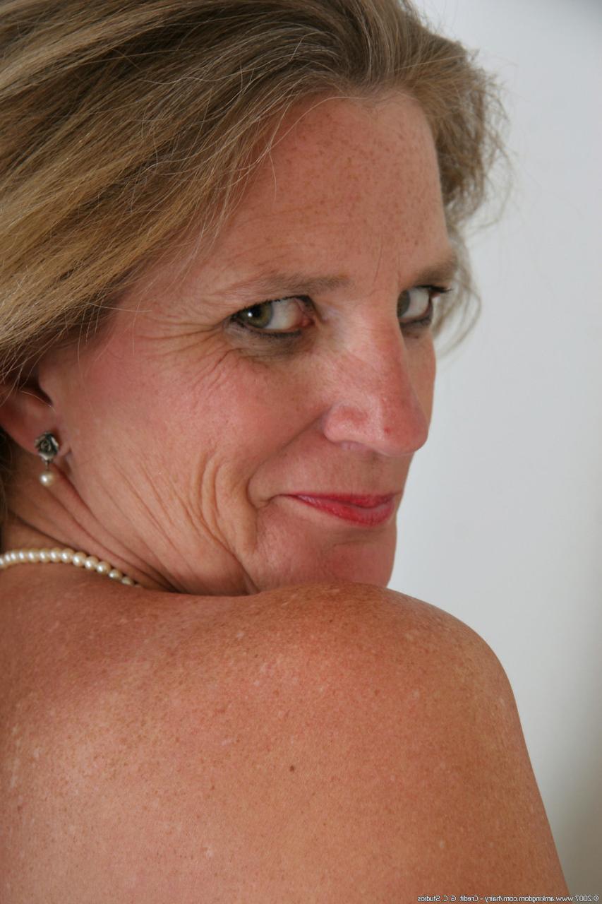 20P Amadora madura em uma cinta-liga Raylynn mostra seus peitos grandes e sua vulva peluda