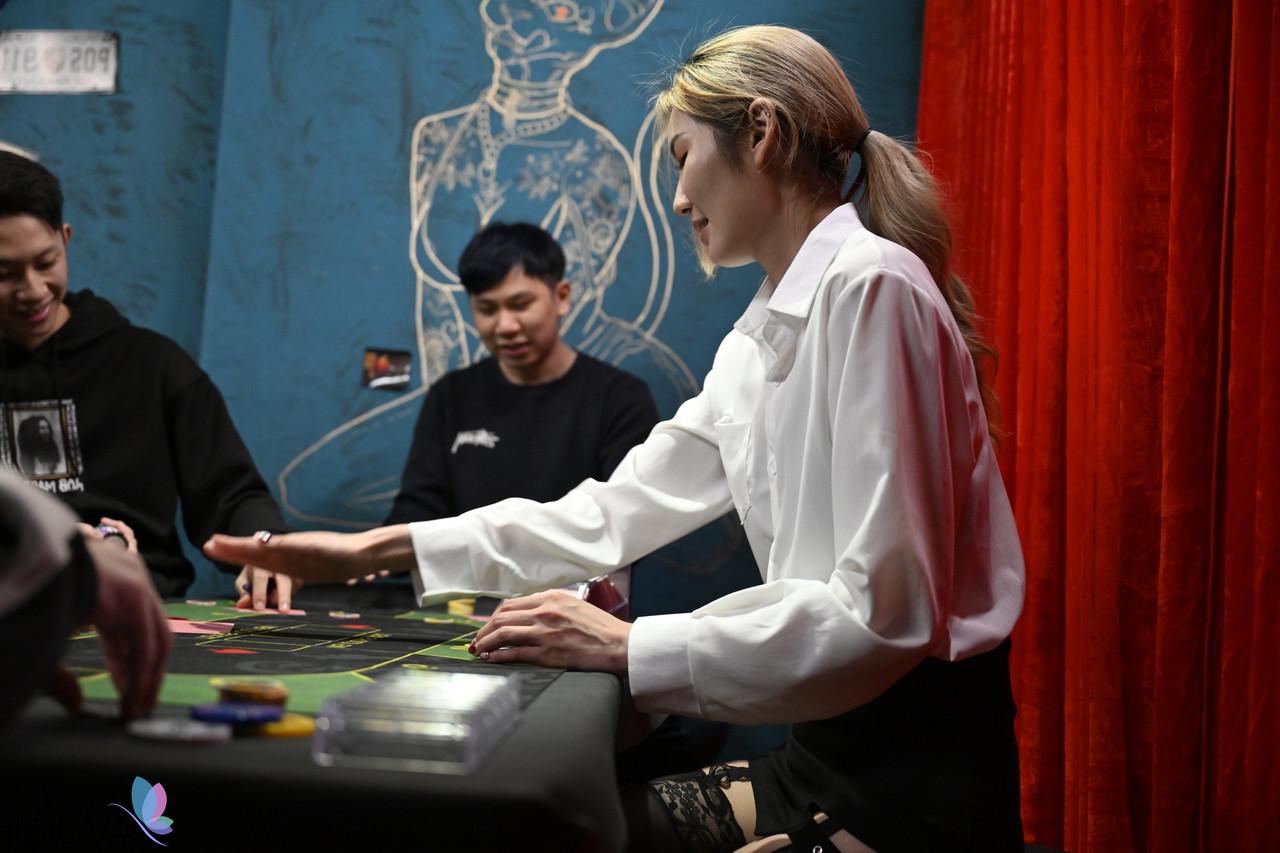 20P Die sexy blonde Dealerin Li Zhiyan gibt einen Blowjob und wird auf dem Casinotisch gefickt