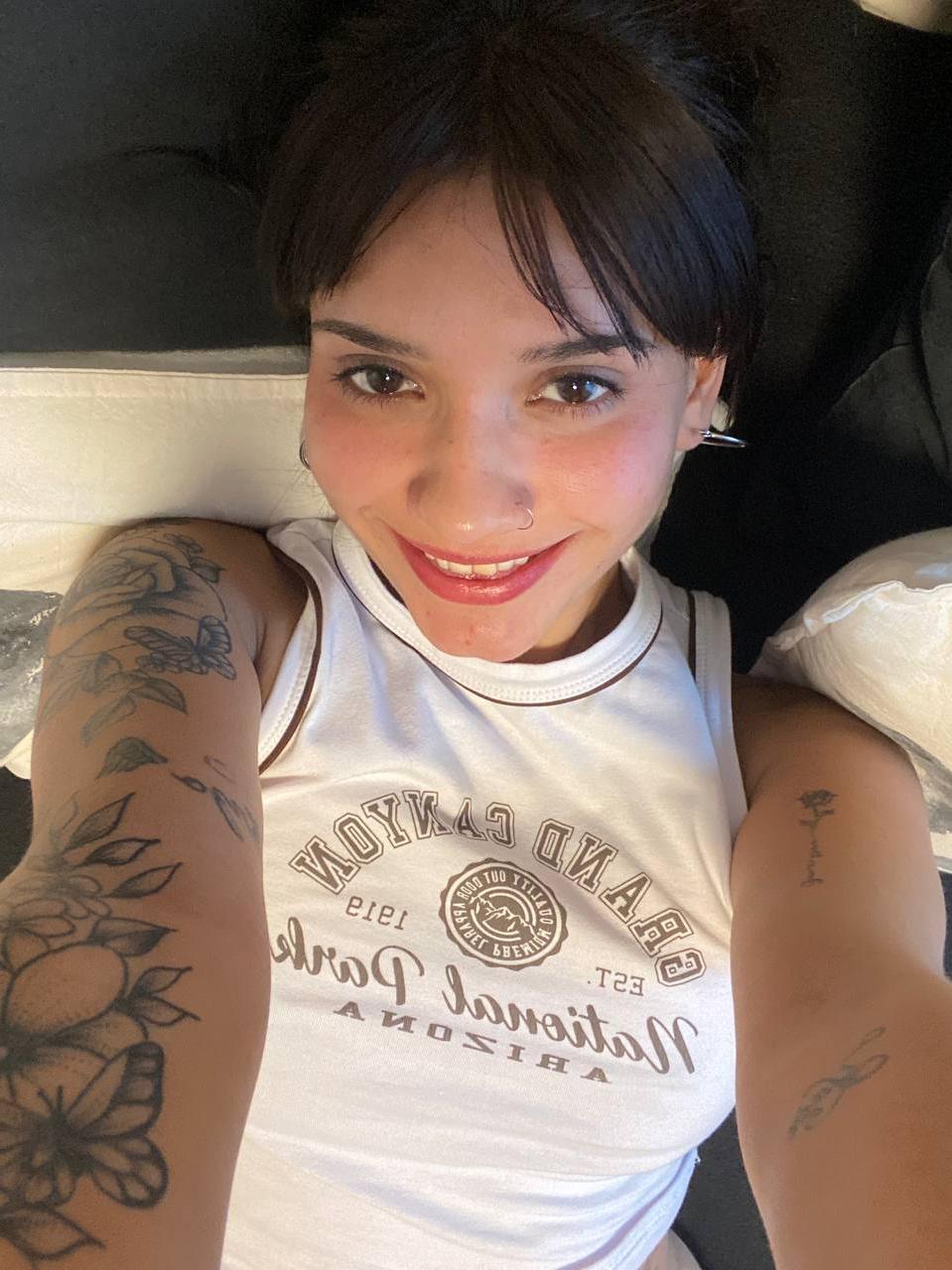 14P A linda cam babe Carly Light do Onlyfans mostra sua bunda grande vestindo lingerie vermelha