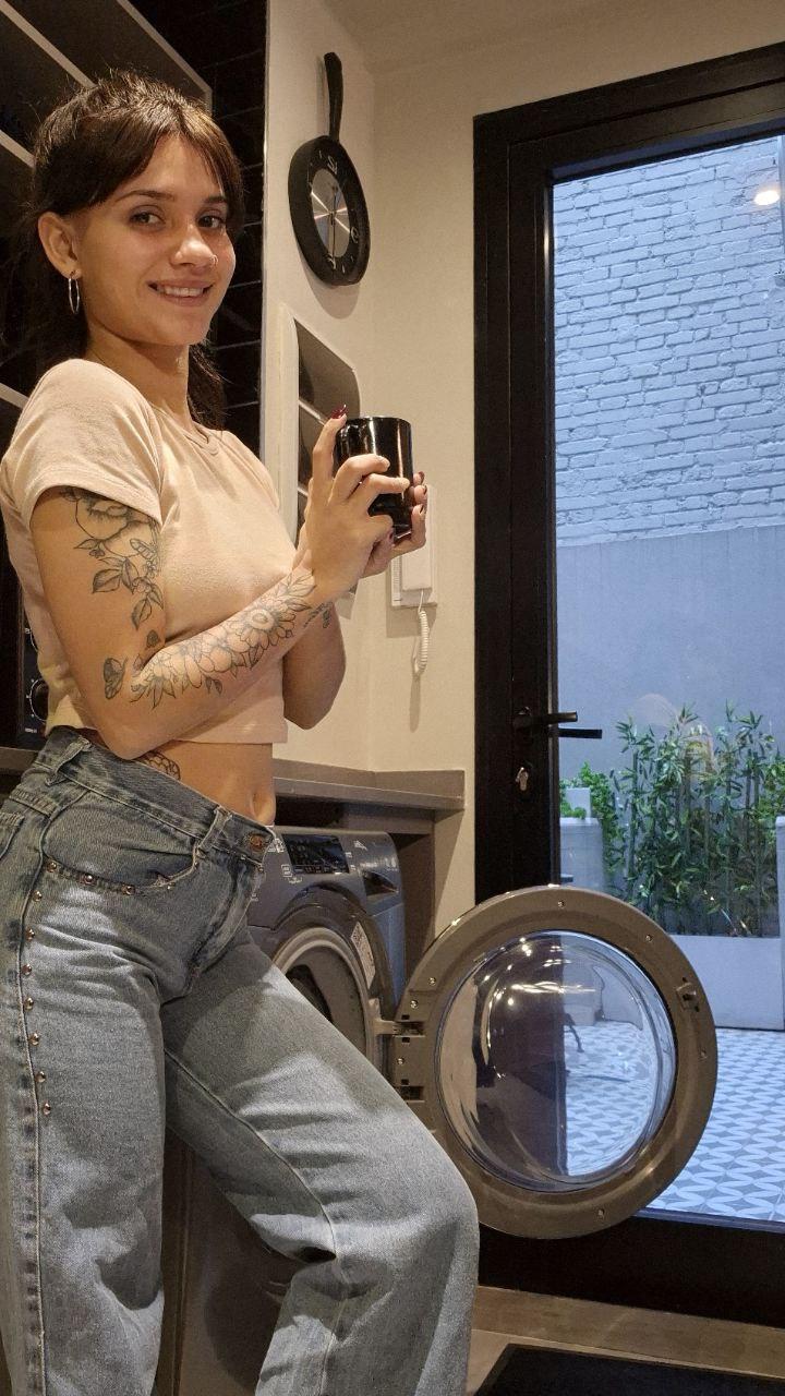 14P A linda cam babe Carly Light do Onlyfans mostra sua bunda grande vestindo lingerie vermelha