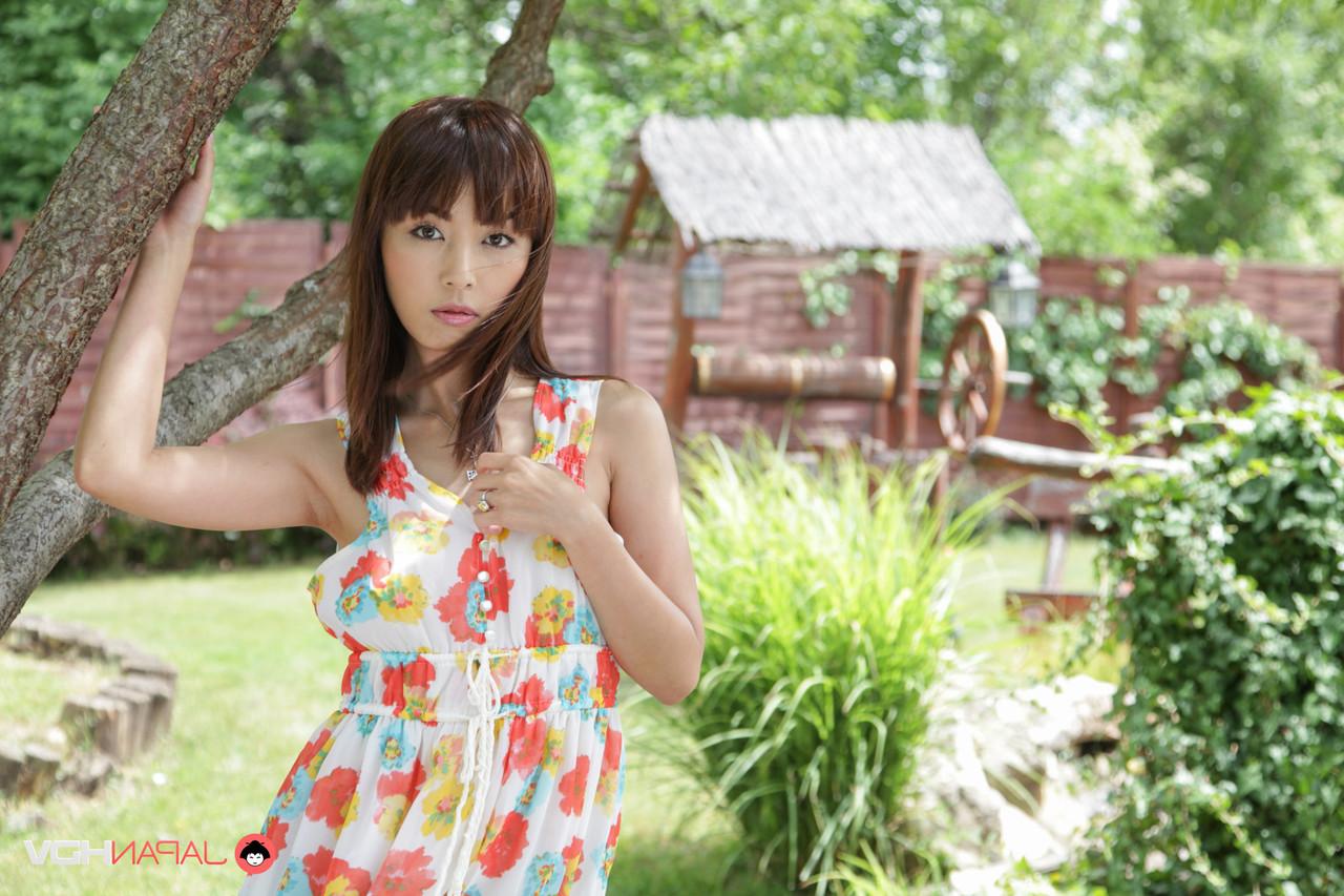 15P La dulce japonesa Marica se desnuda en un patio trasero