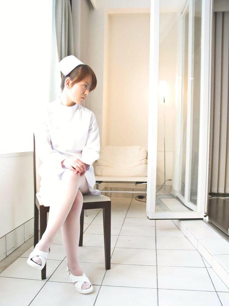 15P La enfermera japonesa miina minamoto se baja la ropa interior para follarse los dedos