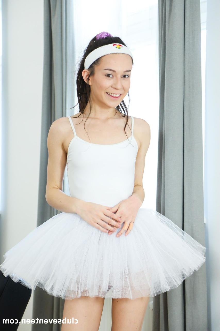 20P A bailarina adolescente sexy Ariel Grace sendo atacada por seu instrutor