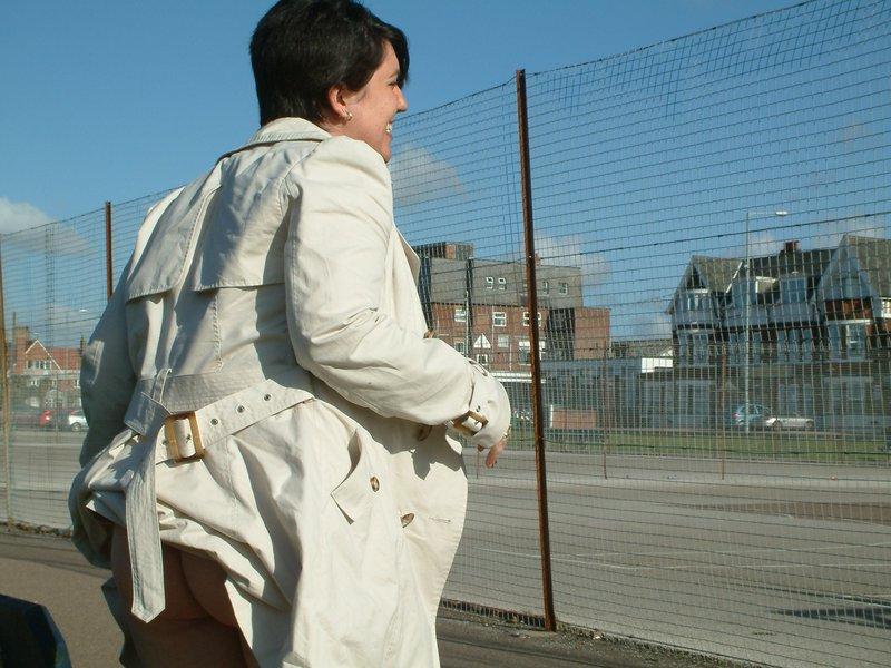 12P Die fette Brünette entblößt sich auf einer öffentlichen Bank, bevor sie masturbiert