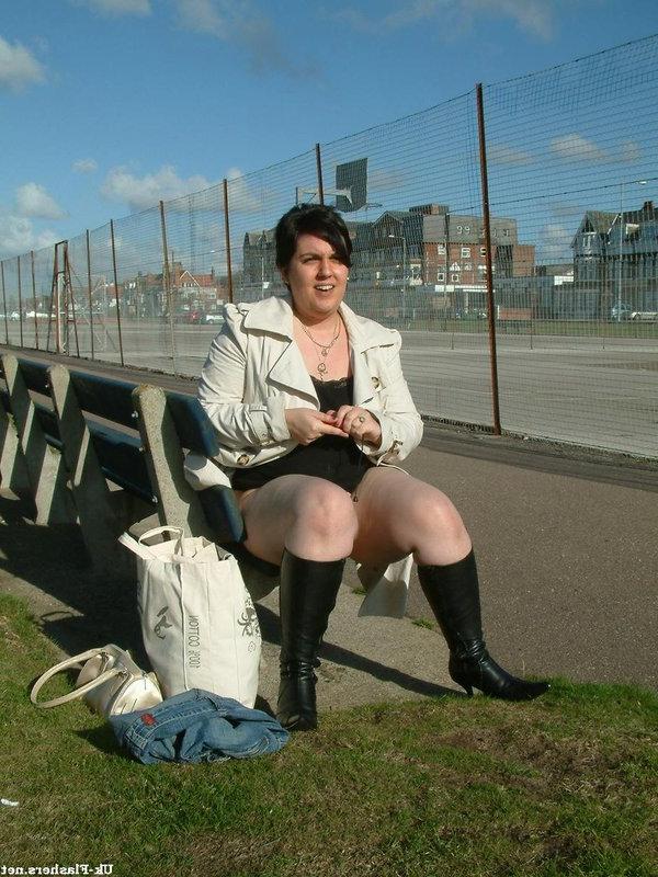 12P Die fette Brünette entblößt sich auf einer öffentlichen Bank, bevor sie masturbiert
