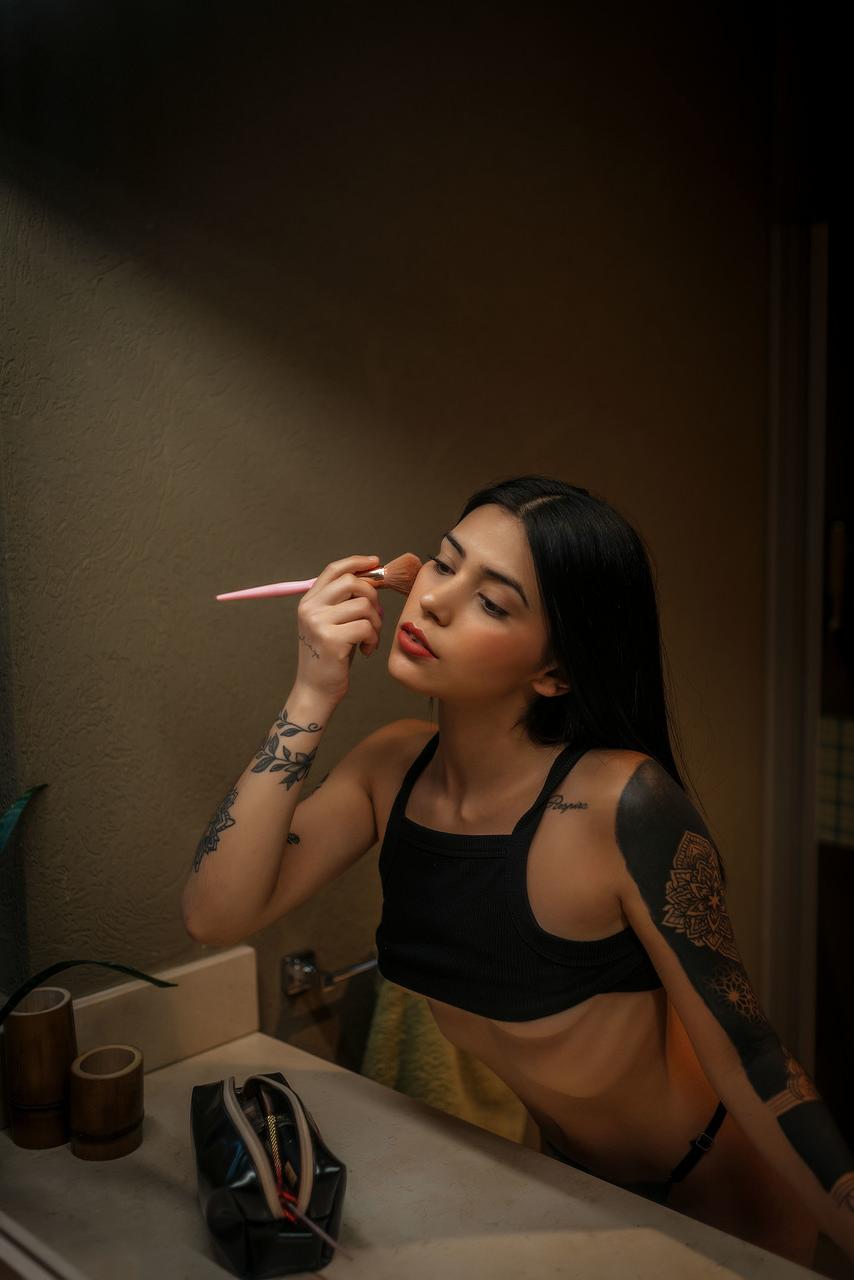 16P Das sexy brünette Babe Mili Pie zeigt ihren großen Arsch in einem schwarzen Höschen