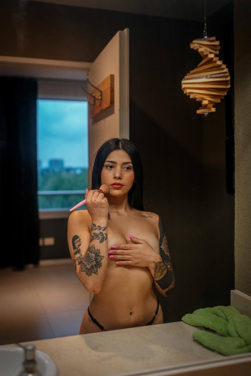 16P Das sexy brünette Babe Mili Pie zeigt ihren großen Arsch in einem schwarzen Höschen