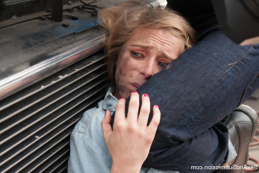 15P Une blonde à l'air innocente se retrouve soudainement ligotée pour du sexe brutal