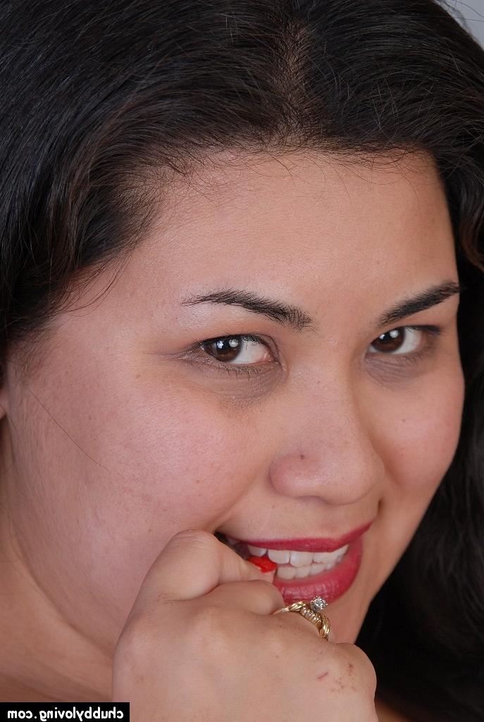 16P BBW Tyung se desnudando e lambendo os próprios mamilos na cozinha
