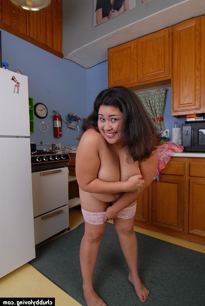 16P BBW Tyung se desnudando e lambendo os próprios mamilos na cozinha