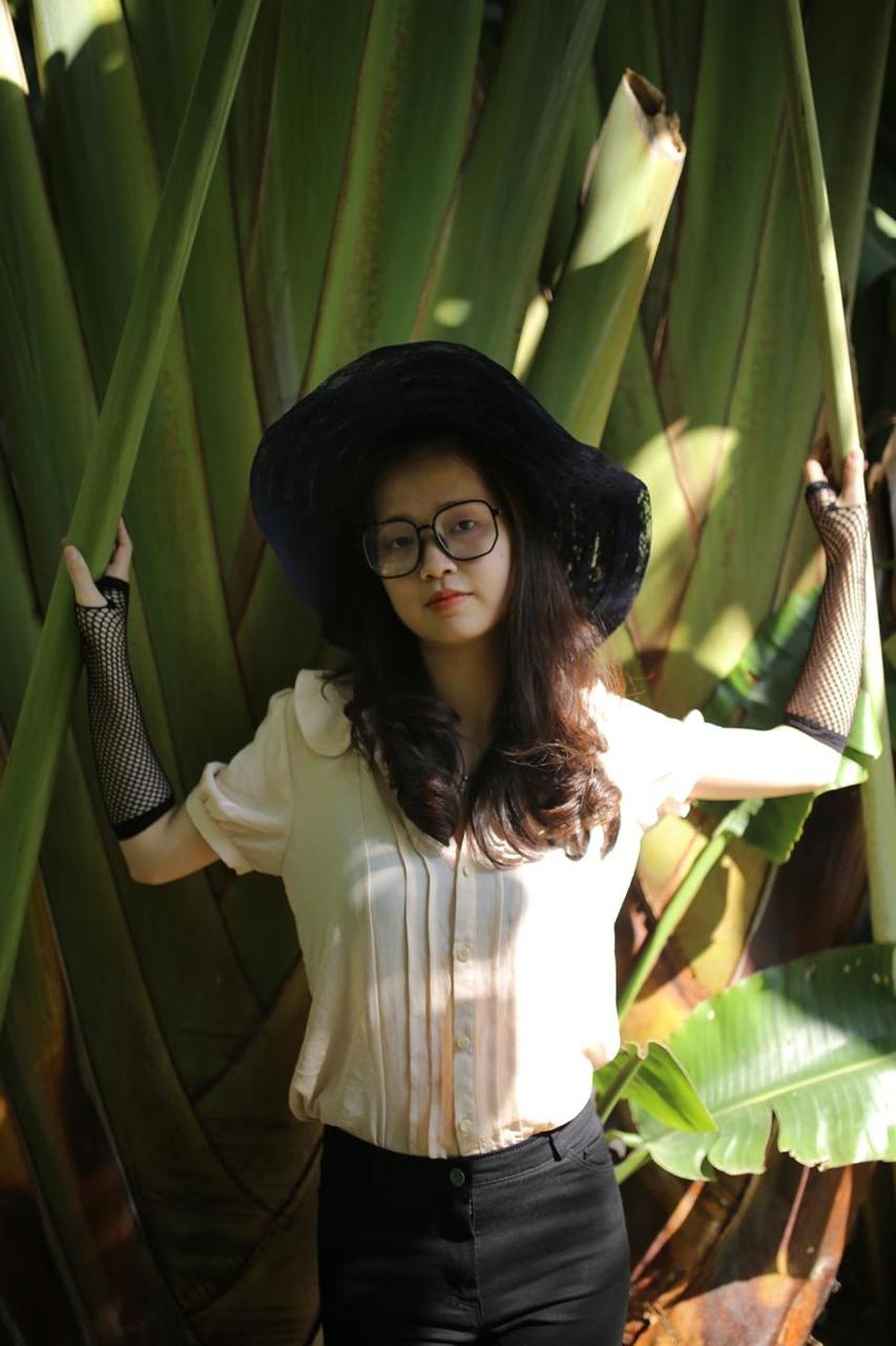 20P Beautiful Asian babe with a hat Maya posing in her elegant outfit in a solo