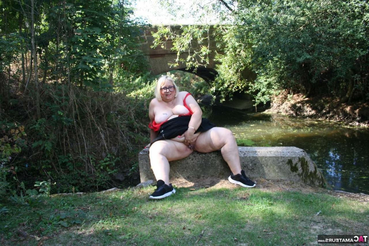 16P Die dicke Britin Lexie Cummings masturbiert mit einem Sexspielzeug in der Nähe eines Baches