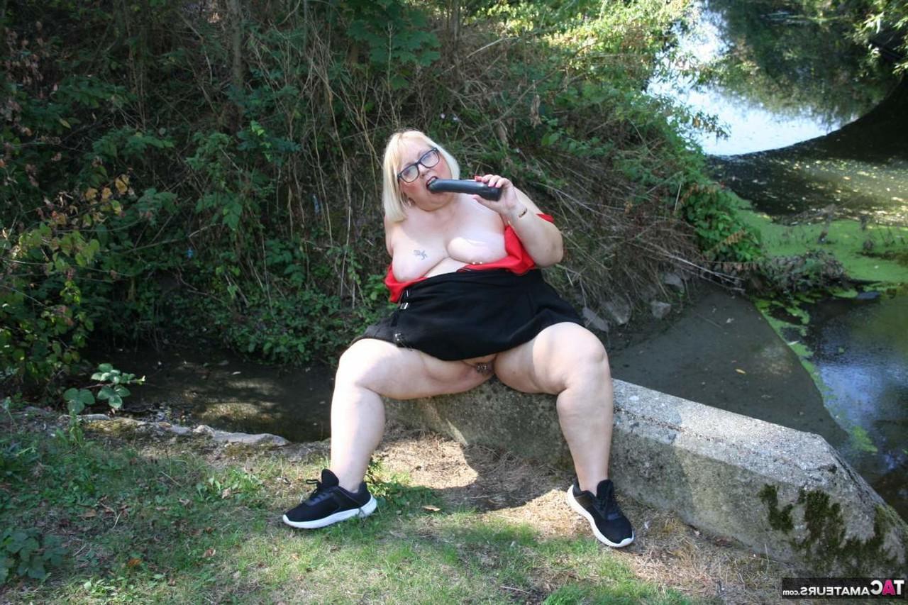 16P Die dicke Britin Lexie Cummings masturbiert mit einem Sexspielzeug in der Nähe eines Baches