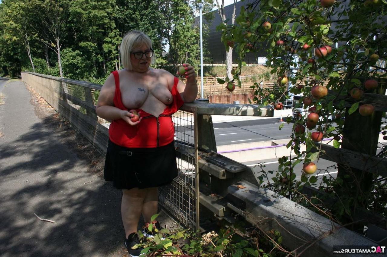 16P Die dicke Britin Lexie Cummings masturbiert mit einem Sexspielzeug in der Nähe eines Baches