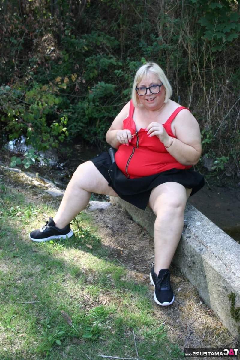 16P Die dicke Britin Lexie Cummings masturbiert mit einem Sexspielzeug in der Nähe eines Baches