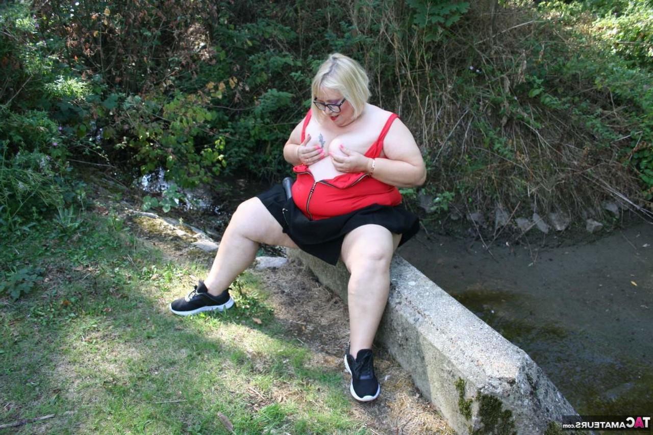 16P Die dicke Britin Lexie Cummings masturbiert mit einem Sexspielzeug in der Nähe eines Baches