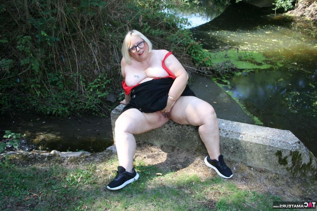 16P Die dicke Britin Lexie Cummings masturbiert mit einem Sexspielzeug in der Nähe eines Baches