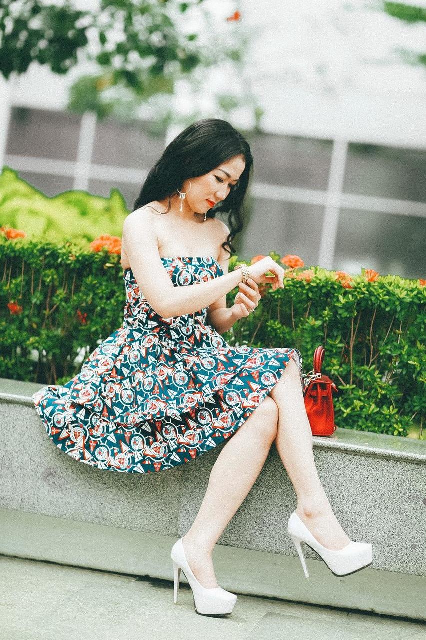 20P Chica caliente muestra su pequeño cuerpo perfecto con vestidos sexys y tacones altos
